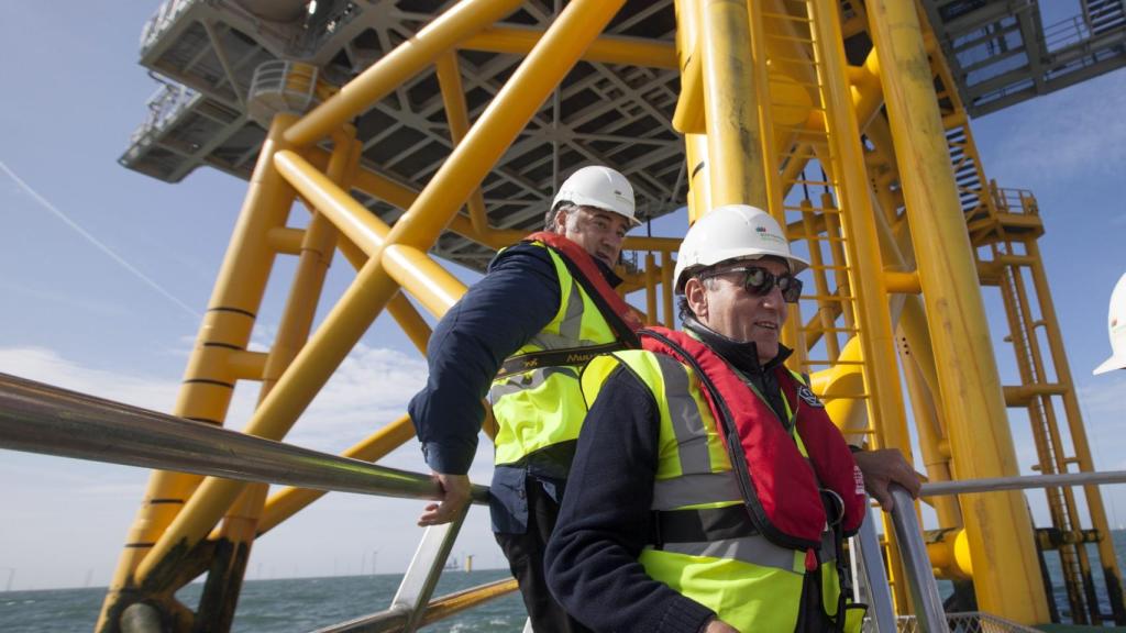 El presidente de Iberdrola, Ignacio Sánchez Galán, en un parque eólico marino.