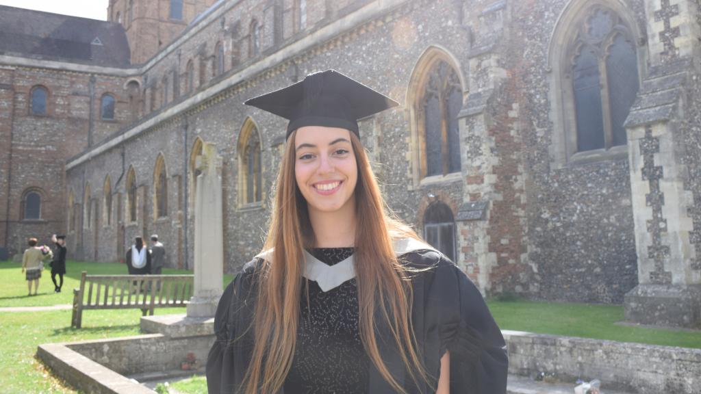 Marina de Brito en su graduación de la Universidad de Hertfordshire en la que cursó su último año.