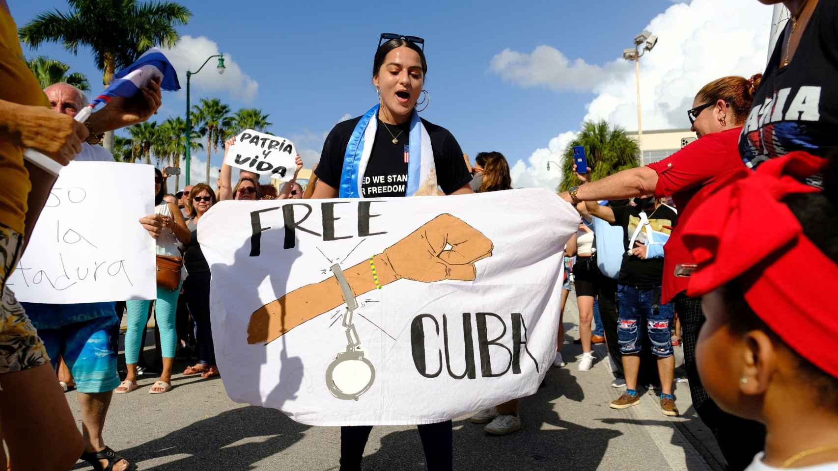 Manifestante durante las protestas en Cuba.