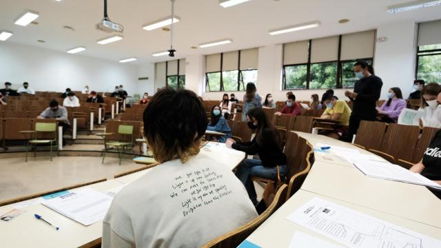 Estudiantes esperan para realizar los exámenes de selectividad.