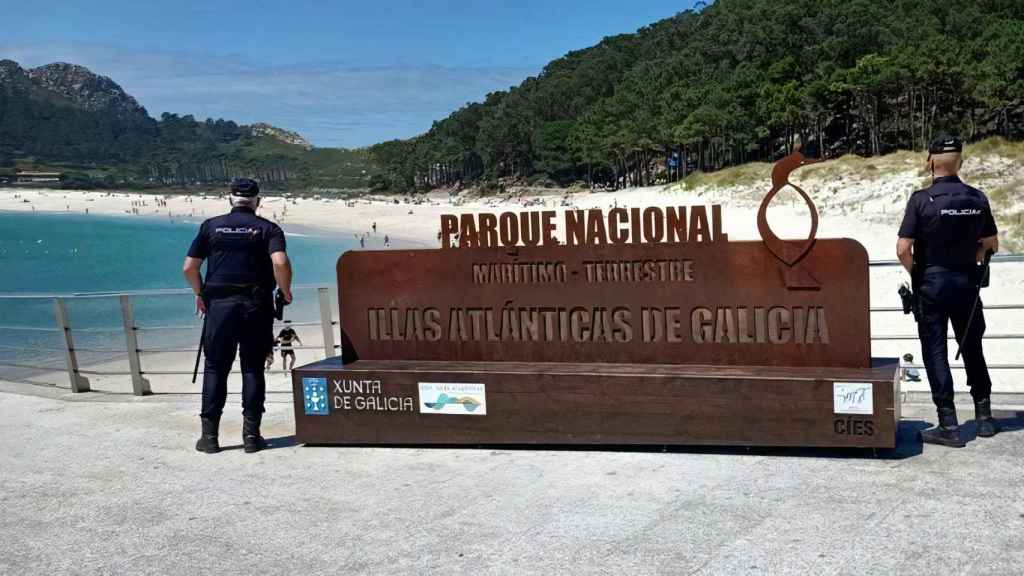 Una patrulla de la Policía Nacional en las islas Cíes.