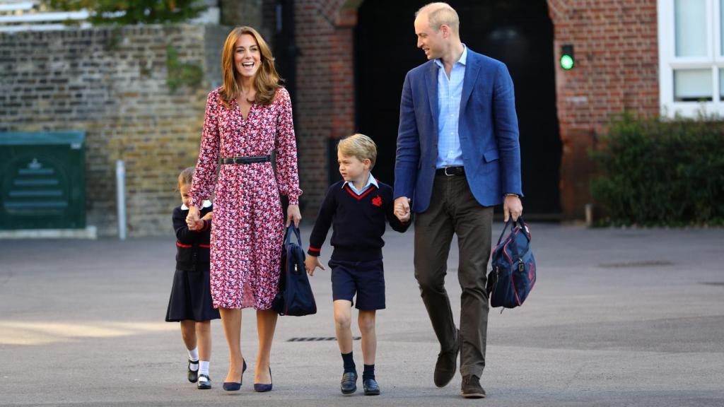 Los duques de Cambridge acompañando a sus hijos mayores, en la entrada del colegio.