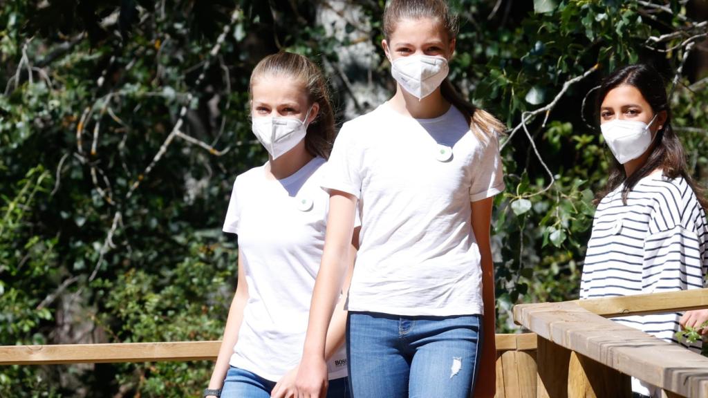 Leonor y Sofía caminando por el Hayedo de Montejo, en Madrid, este miércoles.