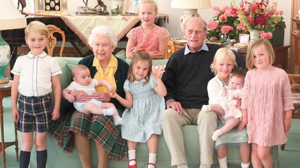 La reina Isabel y el duque de Edimburgo con sus bisnietos, en el castillo de Balmoral.