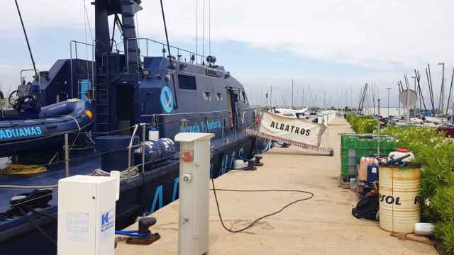 Amarre de la patrullera Albatros en la Marina de Valencia, rodeada de veleros recreativos. EE