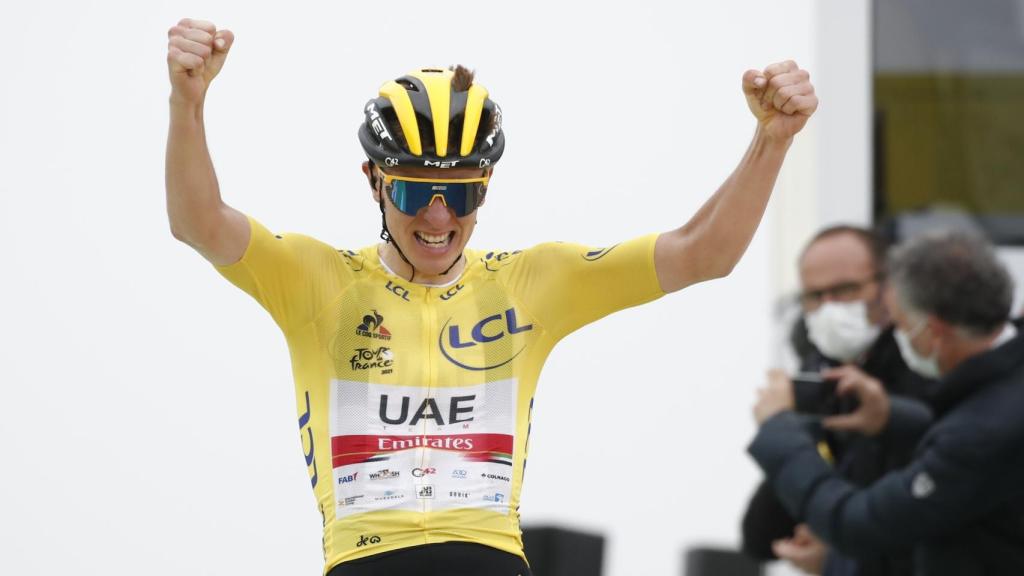 Tadej Pogacar celebra la victoria en la etapa 17 del Tour de Francia 2021