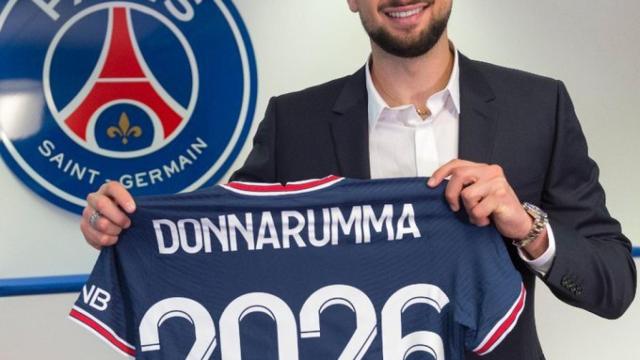 Gianluigi Donnarumma, posando con la camiseta del PSG tras su fichaje