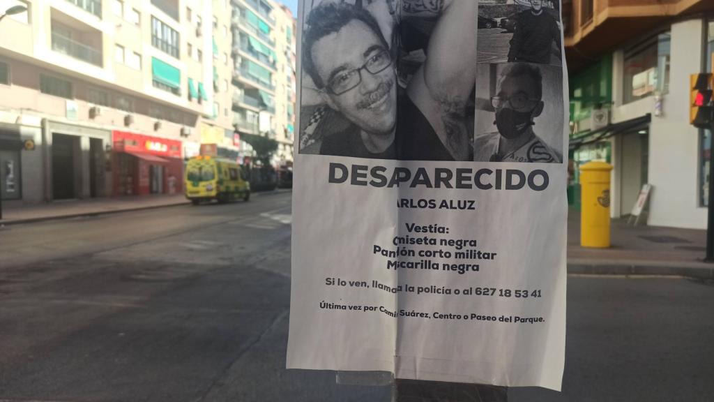 Un cartel pegado por la familia en calle Cuarteles.