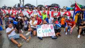 Cubanos residentes en Florida bloquean la autopista Palmetto en Miami.