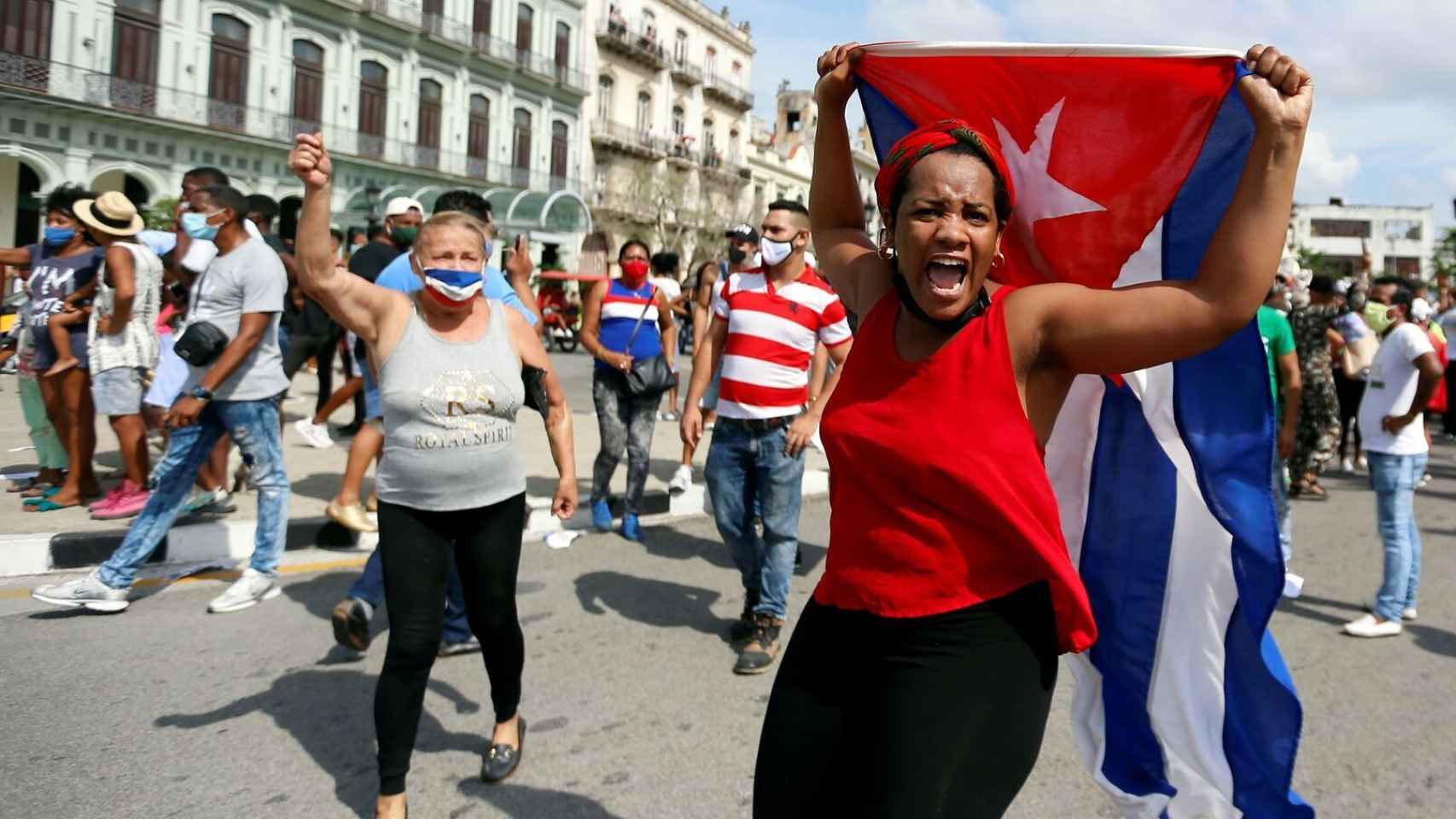 Una manifestante en Cuba. Efe
