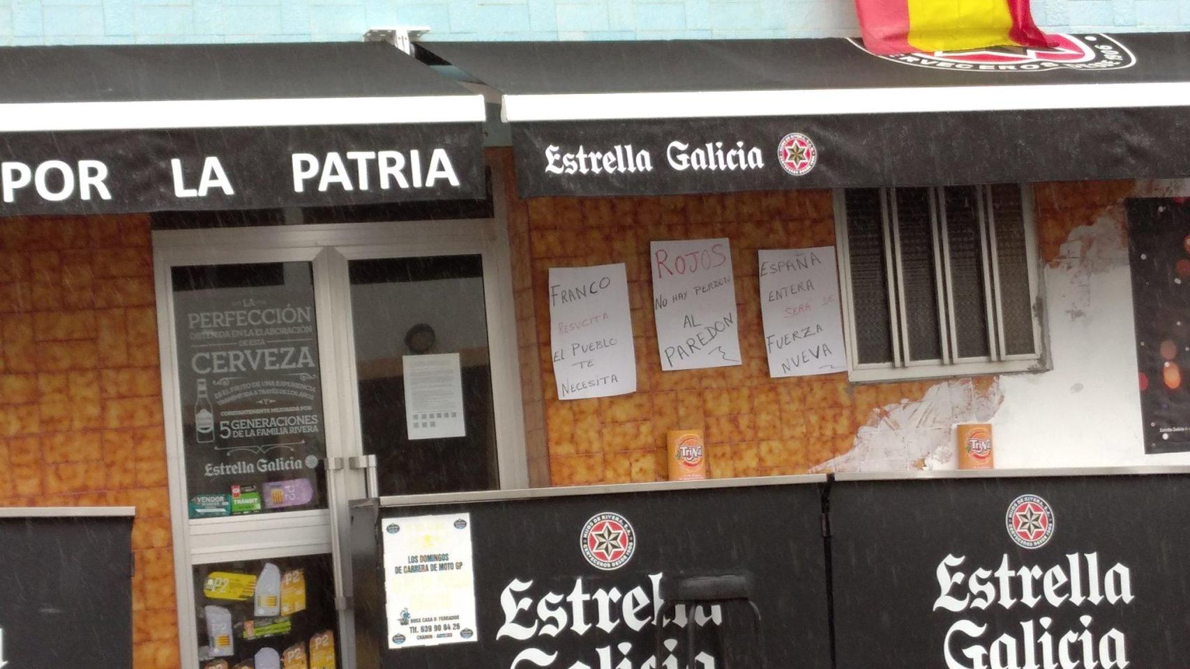 Carteles en el bar de Arteixo con decoración franquista