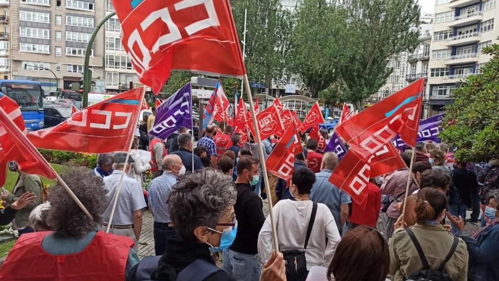 Protesta de delegados sindicales de CCOO y UGT frente a la Delegación del Gobierno en A Coruña.