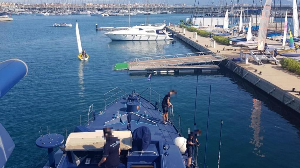 Entorno del amarre de la Albatros desde la propia patrullera, rodeada de pequeños veleros que dificultan su zarpaje. EE