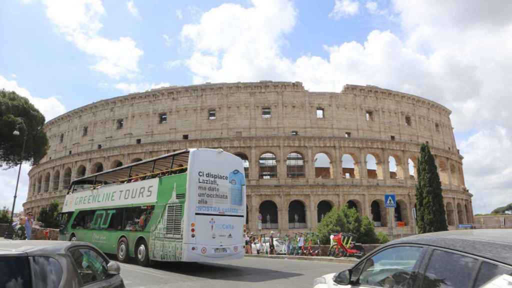 Autobús con la nueva camiseta del Celta delante del Coliseo de Roma