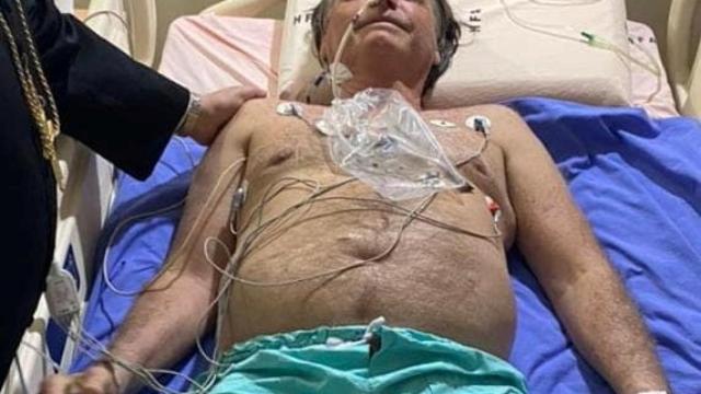 Jair Bolsonaro, en su cama del Hospital de las Fuerzas Armadas (HFA) de Brasilia.