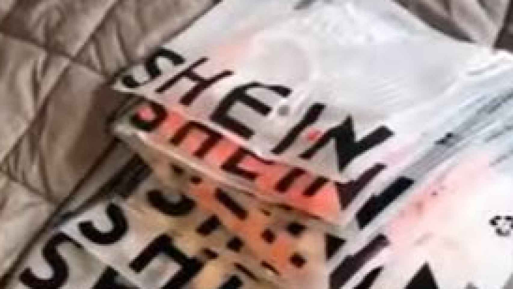 Bolsas estampadas con la marca Shein.
