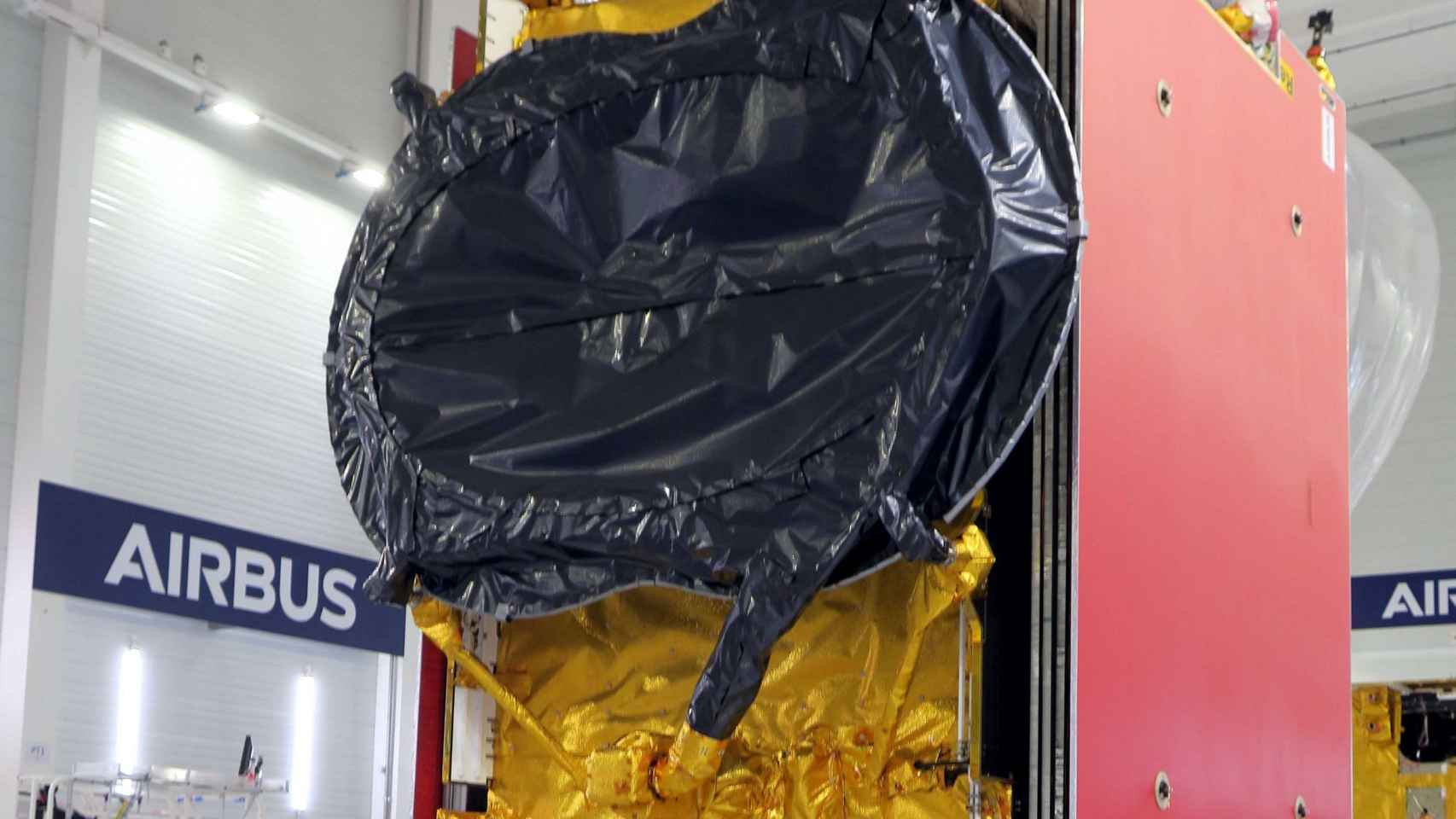 El satélite reprogramable Quantum en la 'cleanroom' de Airbus, su fabricante.