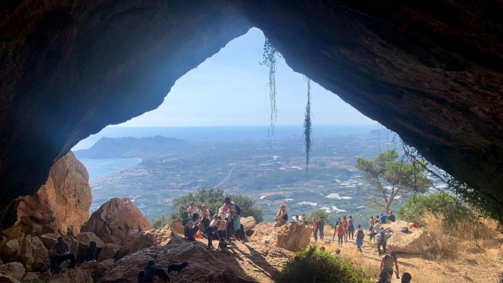 La Sierra de Bernia divide dos comarcas alicantinas: la Marina Alta y la Marina Baja.