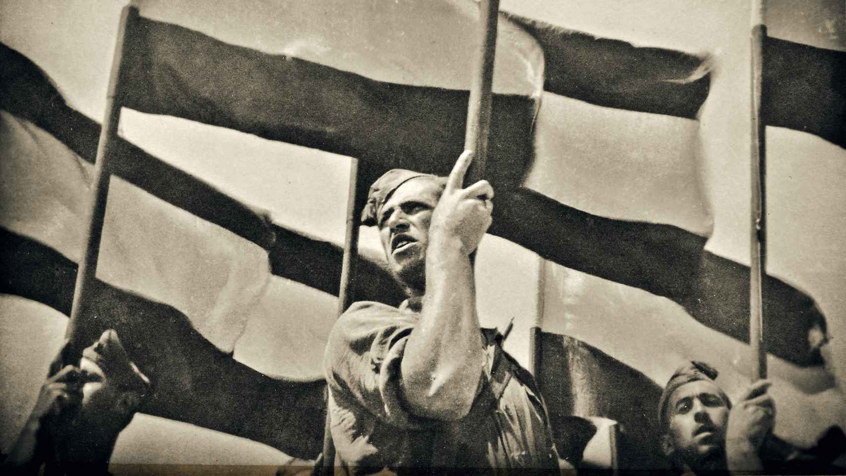 Un soldado sostiene una bandera durante uno de los desfiles franquistas para celebrar el triunfo en la Guerra Civil
