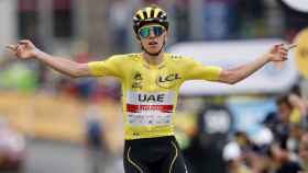 Tadej Pogacar celebra su victoria en Luz Ardiden en el Tour de Francia 2021