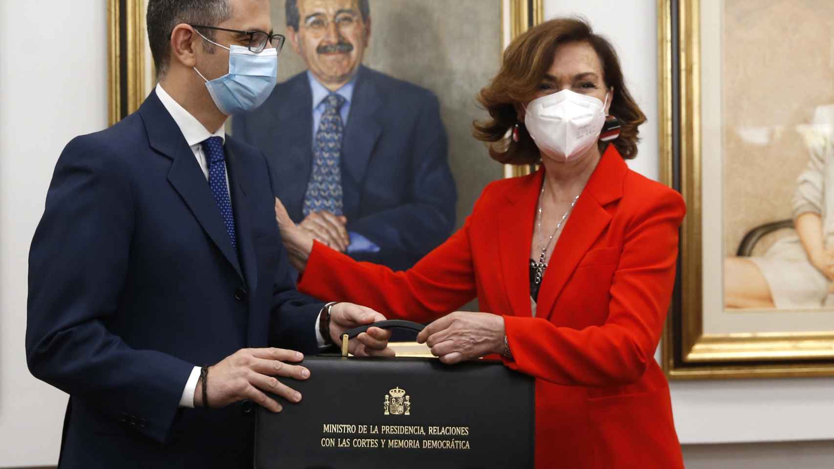 Carmen Calvo, exvicepresidenta primera del Gobierno, entrega su cartera al ministro de la Presidencia, Félix Bolaños.