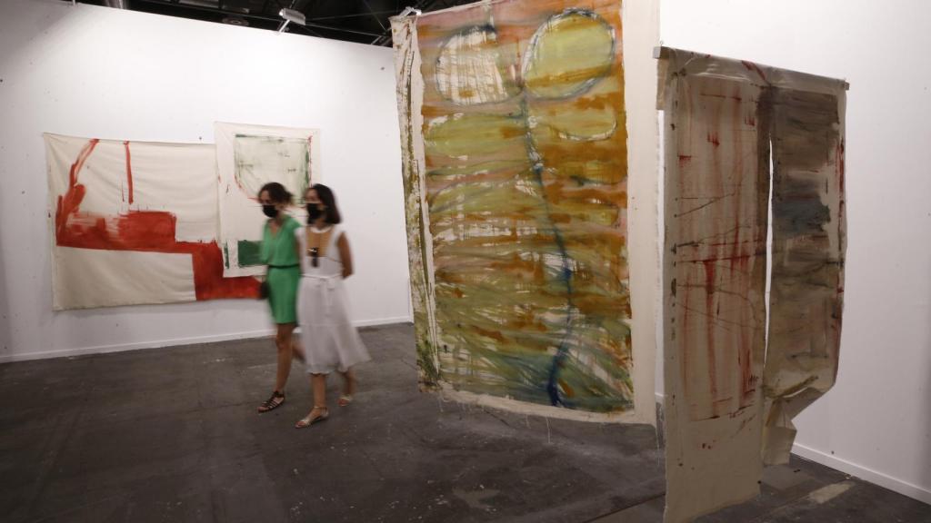 Dos mujeres pasan frente a la obra 'Sin Título' de la Vivian Súrer, en la última edición de ARCO.