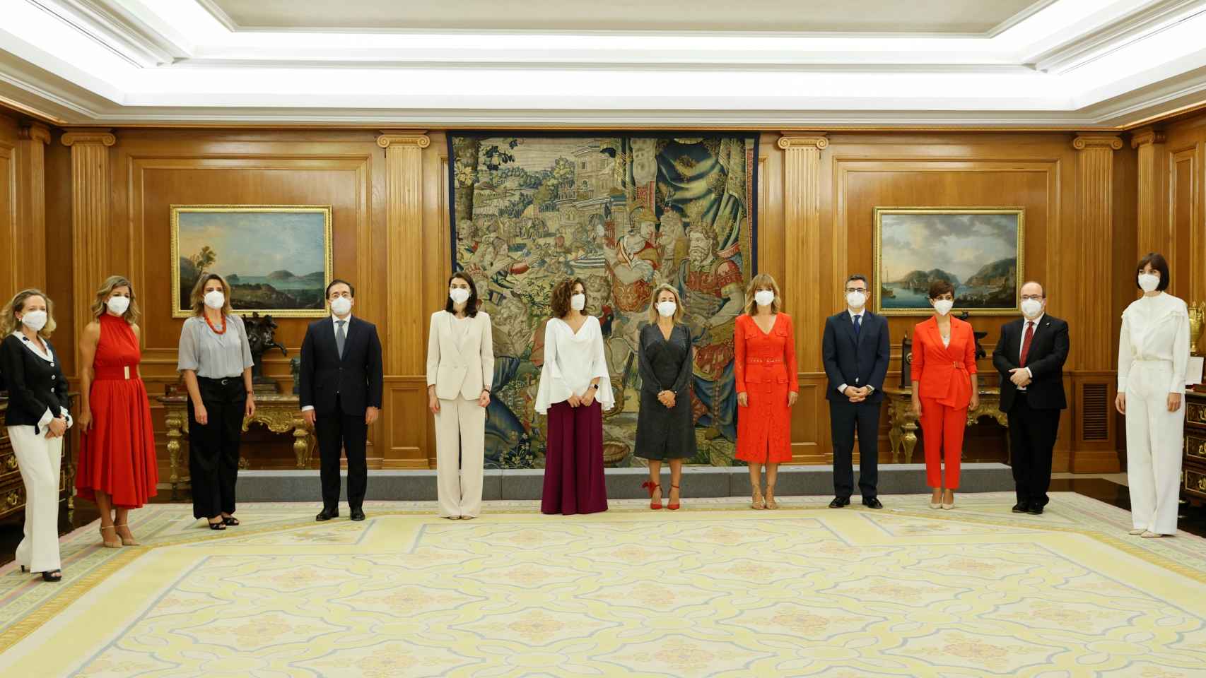 Los nuevos ministros de Pedro Sánchez, durante el juramento de sus cargos frente al rey.