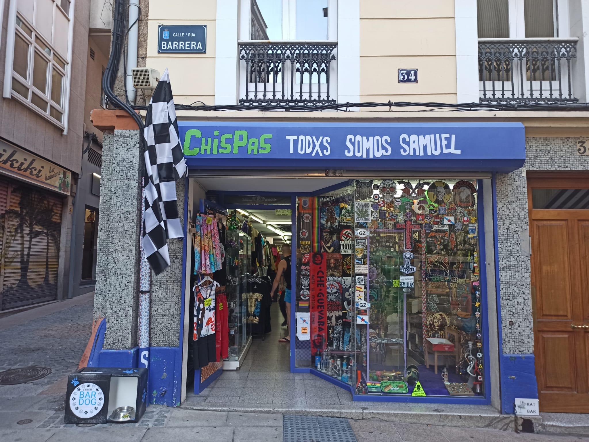 La frase Todxs somos Samuel colocada en el Chispas de A Coruña.