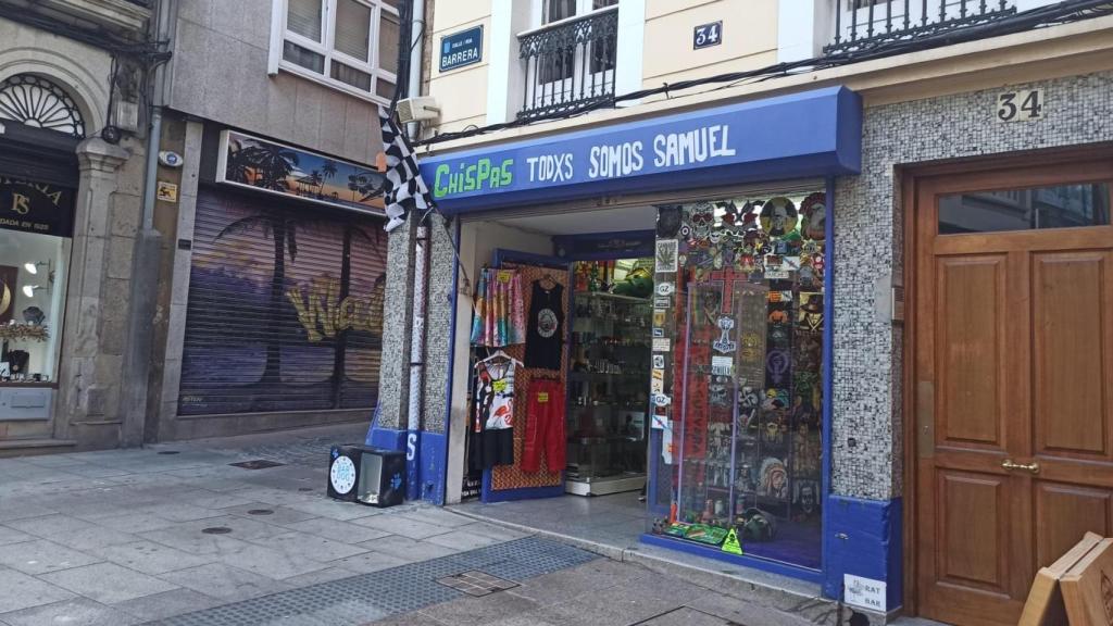 El local Chispas colocó sobre la entrada de su local la frase Todxs somos Samuel tras el crimen que sacudió A Coruña.