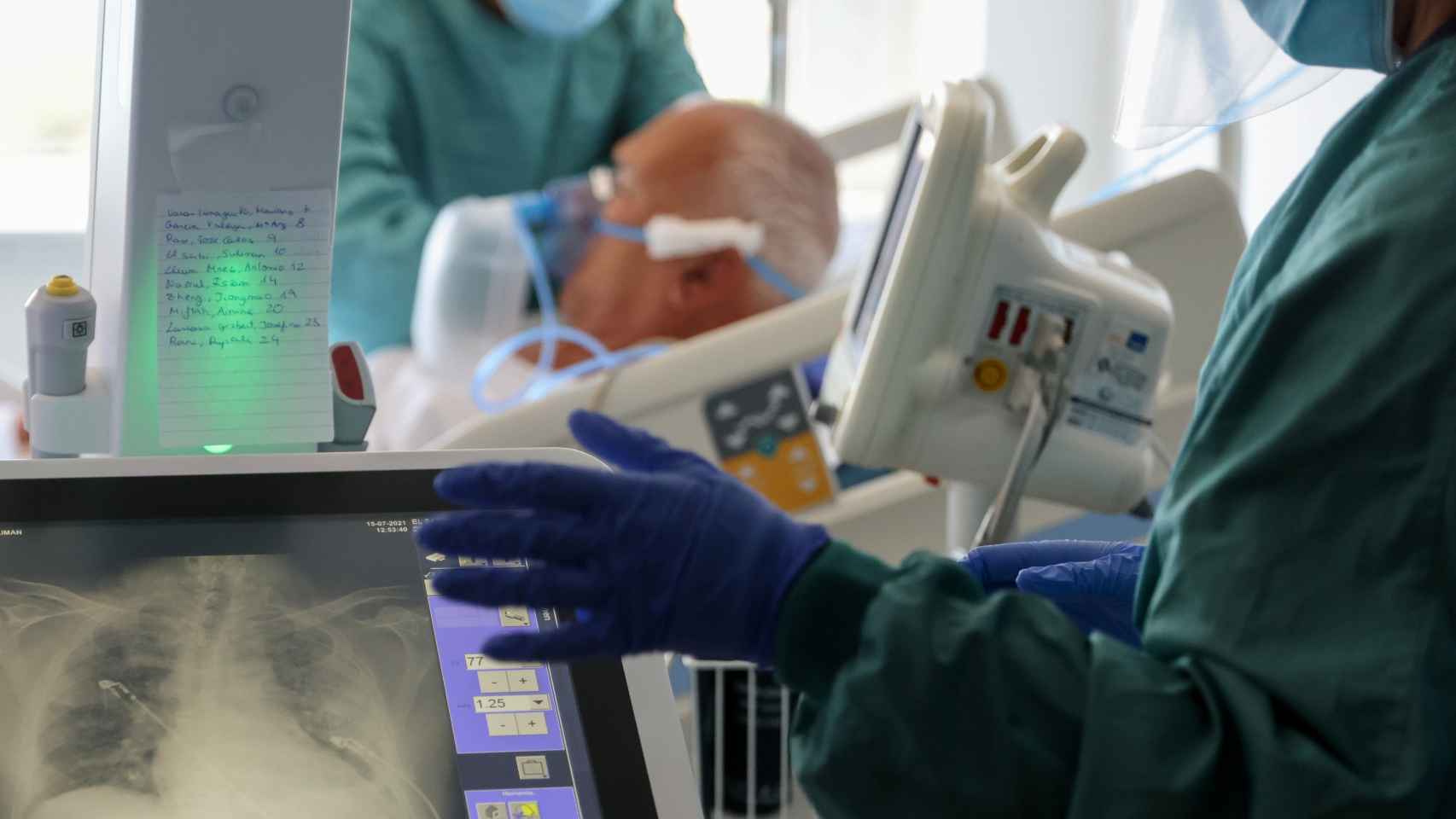 Un paciente de la variante Delta de la Covid-19 con respiración asistida en un hospital catalán.