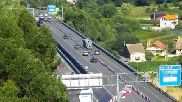 Cámara de tráfico sobre el viaducto de la VG-20 en Vigo.