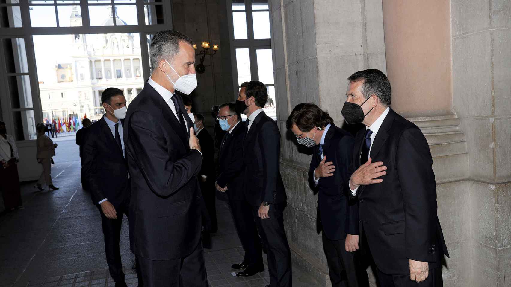 El alcalde de Vigo, Abel Caballero, saluda al rey Felipe VI