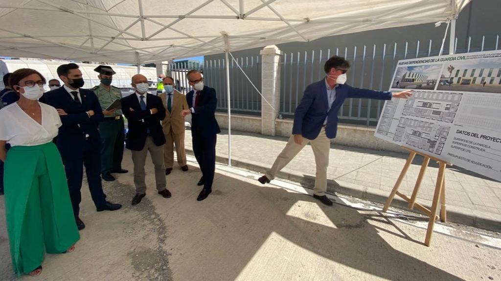 Autoridades desplazadas hasta la parcela en la que será construido el nuevo edificio de la Guardia Civil.