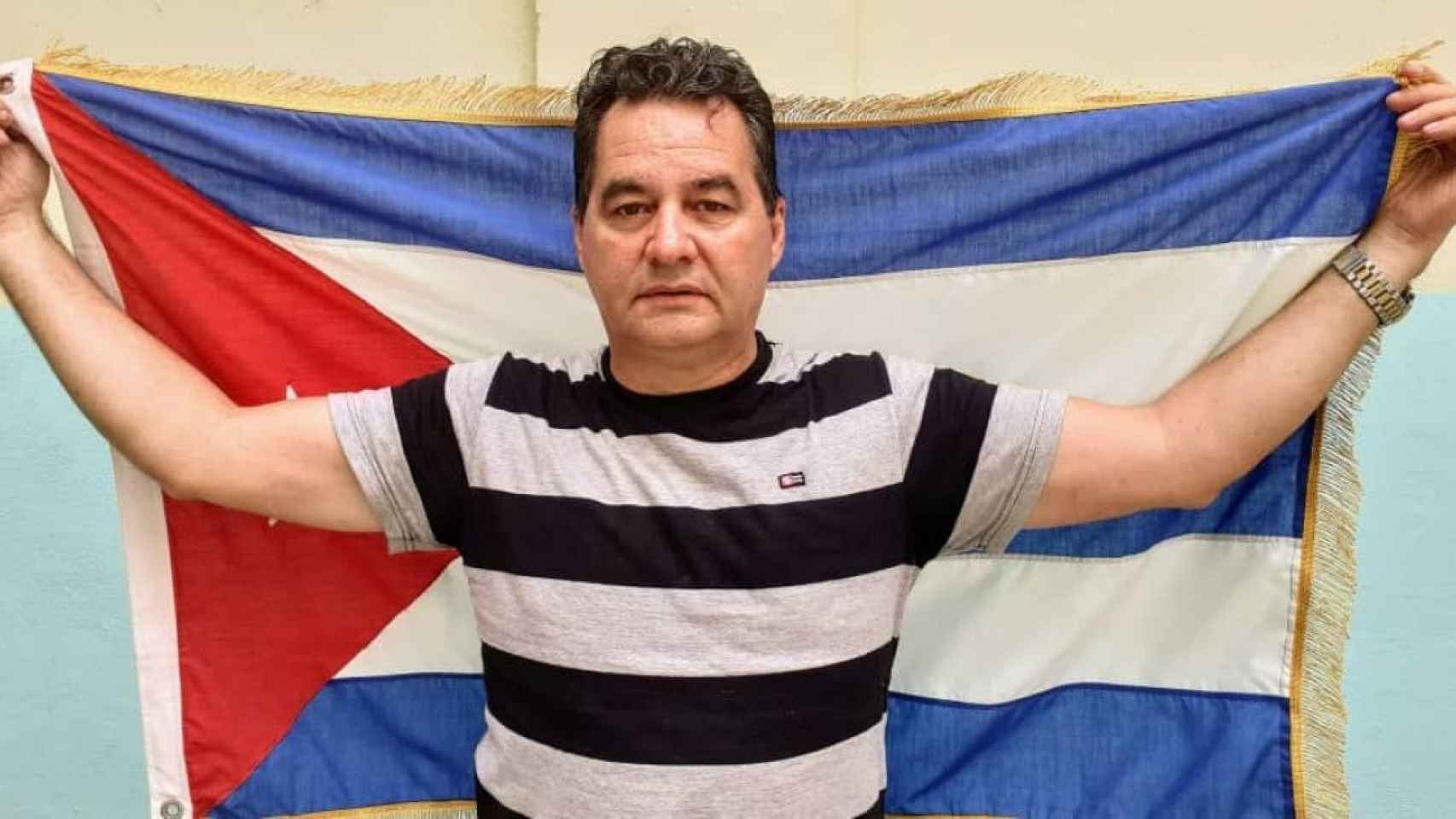 Ángel Santiesteban sostiene la bandera de Cuba