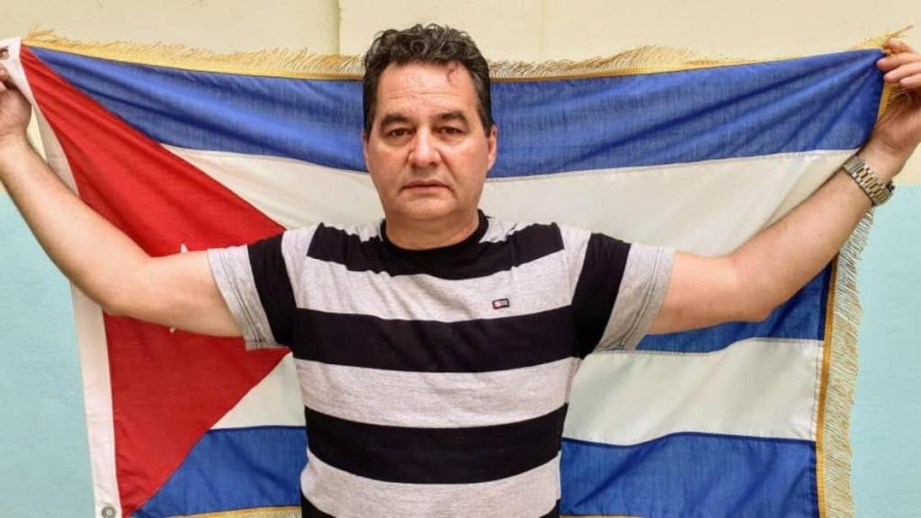 Ángel Santiesteban sostiene la bandera de Cuba