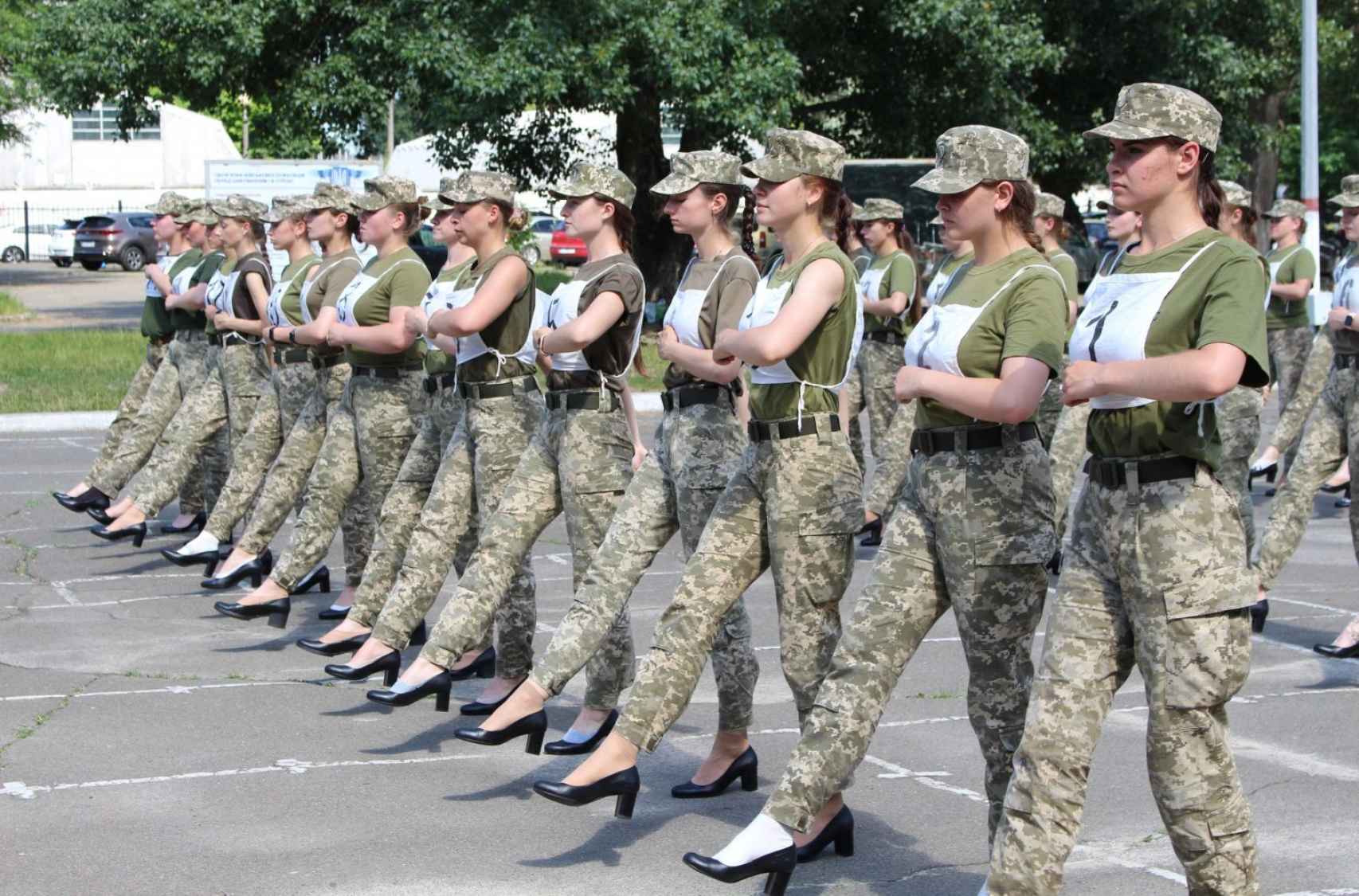 Las cadetes ucranianas practicando la marcha con los tacones de cara al desfile.