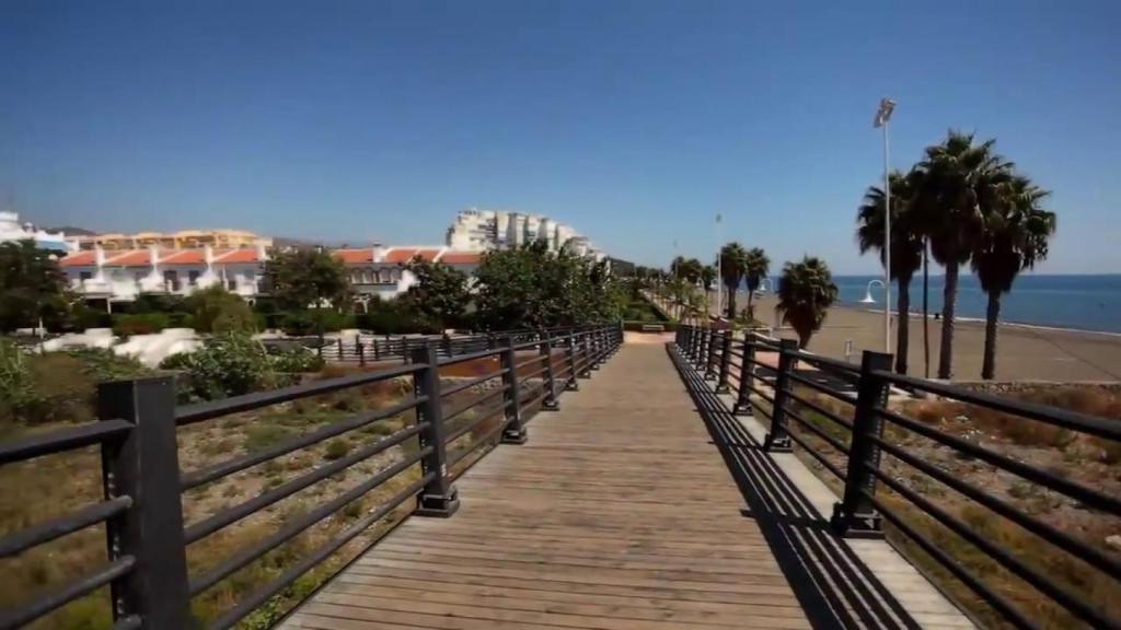 El litoral de Algarrobo es pequeño, pero respetuoso con los pulmones de sus bañistas.