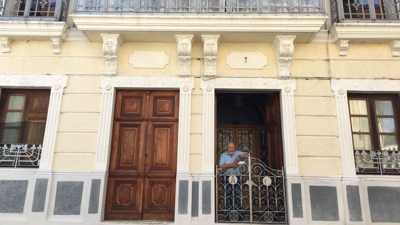 Antonio Díaz-Canel, primo lejano del presidente de Cuba, en la entrada de su casa indiana en Castropol, construida por sus antepasados.