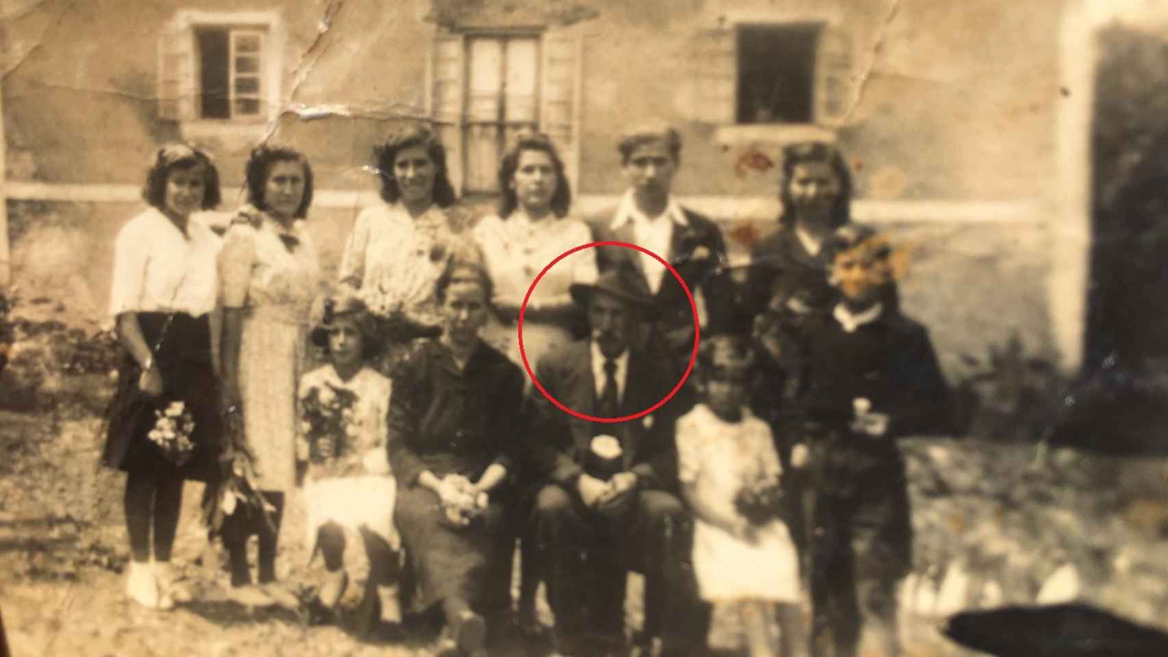 Francisco Díaz-Canel, hermano del abuelo del mandatario comunista, de regreso en Asturias con su familia frente a la casona familiar.