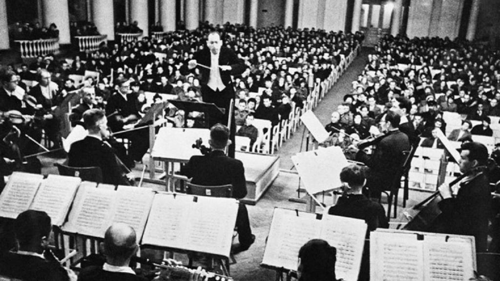 Dmitri Shostakóvich durante un concierto