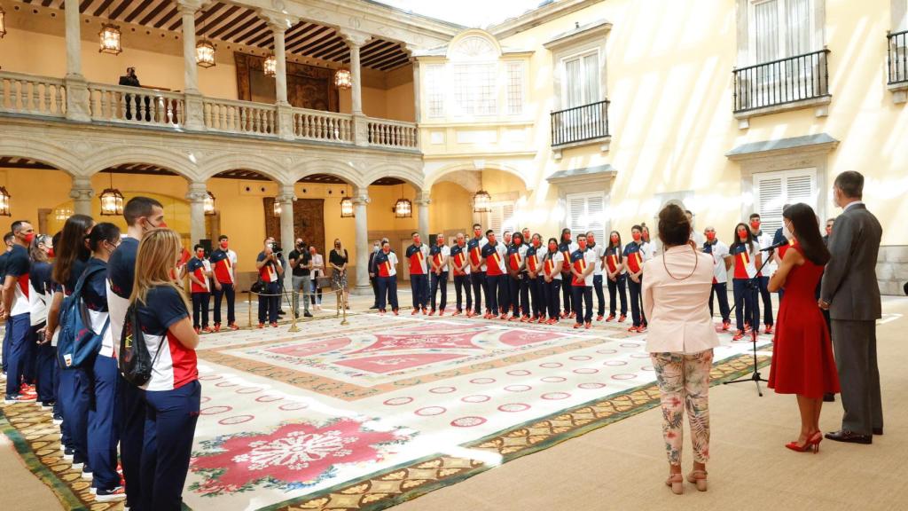 Letizia ha apostado por unos salones rojos de Carolina Herrera.