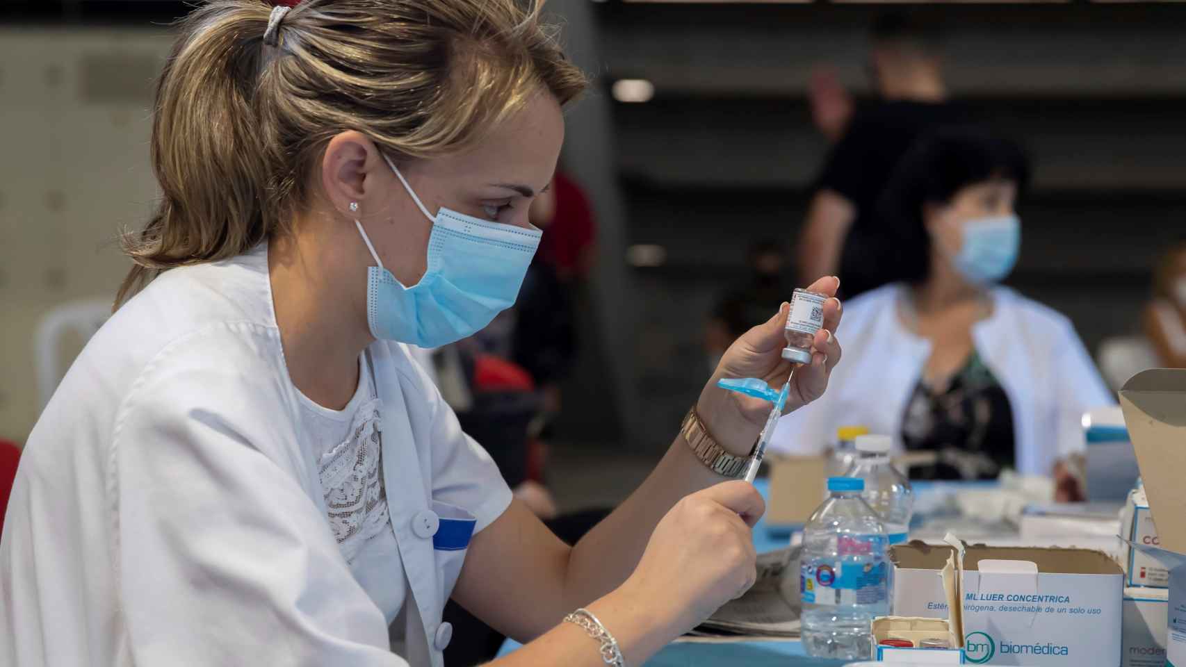 Una enfermera prepara una dosis de la vacuna Moderna este viernes en el Estadio Nueva Condomina de Murcia.