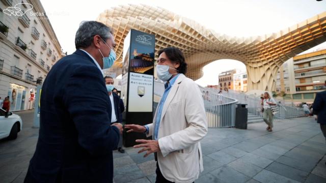 Manuel Manrique y Juan Espadas con Las Setas de Sevilla al fondo.