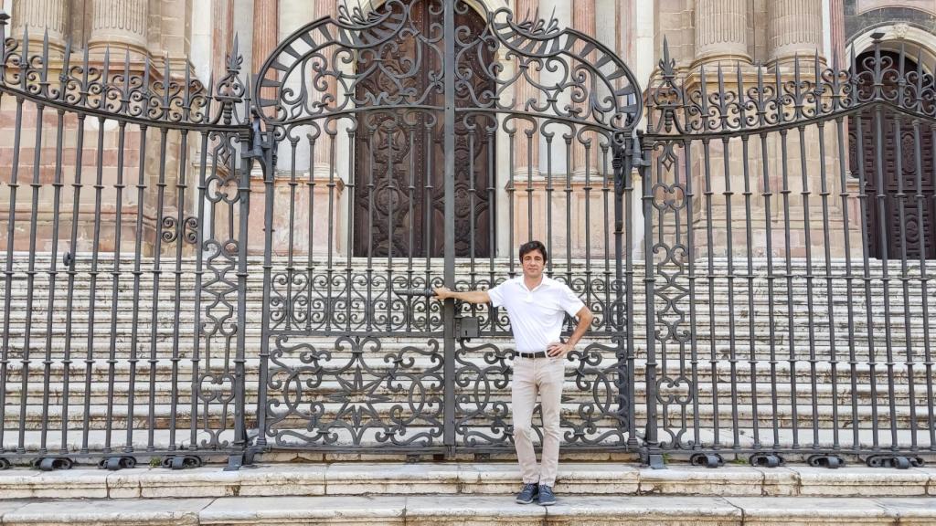 Juan Manuel Sánchez La Chica, junto a la Catedral de Málaga.