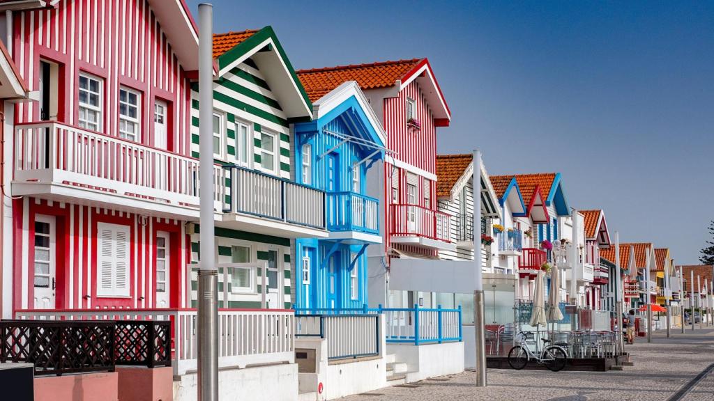 Las llamativas casas de Costa Nova, junto a las góndolas, son los iconos de Aveiro. Foto: Shutterstock