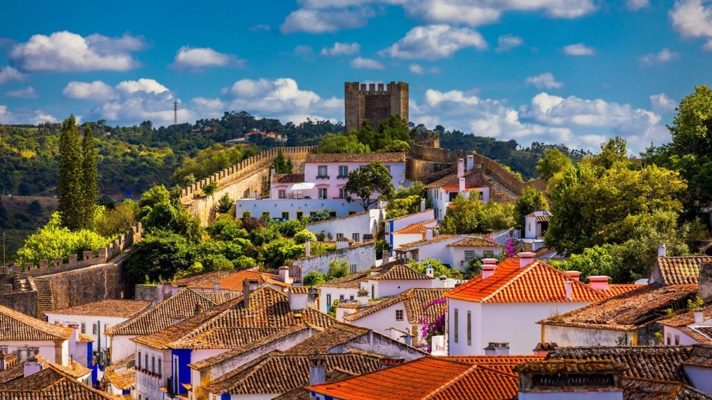 El castillo de Óbidos se alza sobre los tejados del pueblo. Foto: Shutterstock