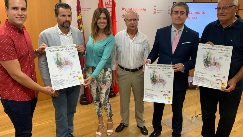 El trovero Pedro 'El Cardoso II' (1d), en una foto difundida por el Ayuntamiento de Murcia, en la presentación del Festival Internacional Trovando por Archena.