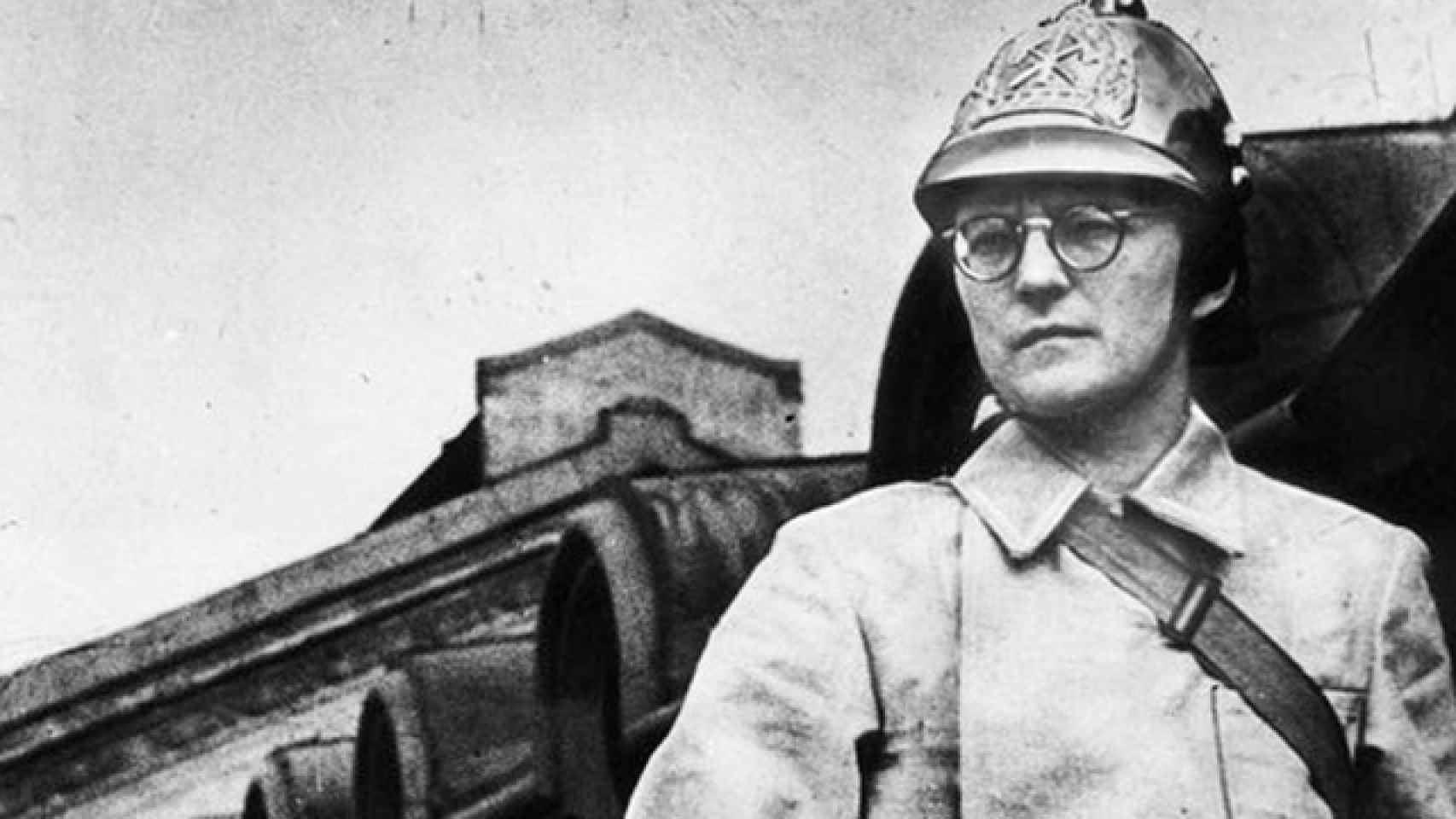 Shostakóvich ataviado con el casco de bombero