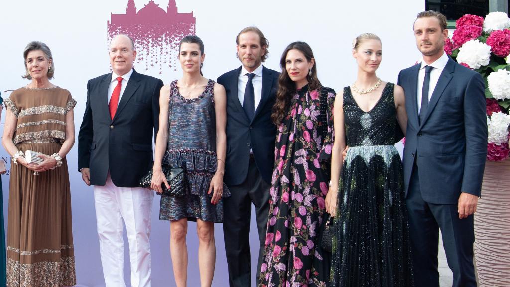 Gran parte de la familia monegasca posando ante los medios de comunicación.