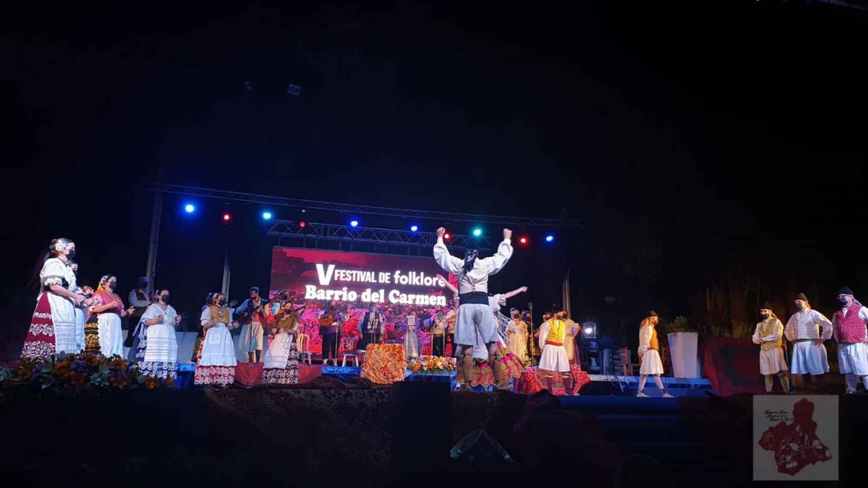 Un grupo de coros y danzas en el Festival de Folklore del Barrio del Carmen.